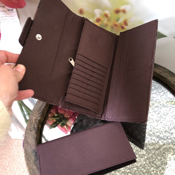 NWOT/ Pretty  brown color wallet with many slots. - Picture 2 of 8